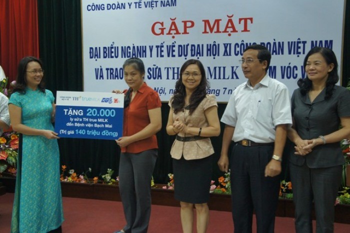 20.000 ly sữa TH true Milk được trao cho bệnh nhân BV Bạch Mai.